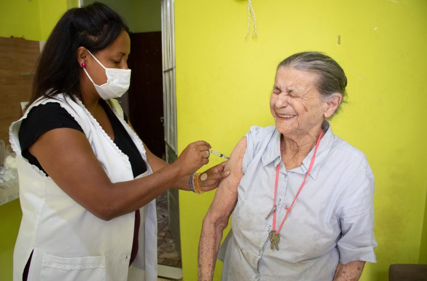  Jandira inicia vacinação contra Covid-19 em idosos acima de 77 anos