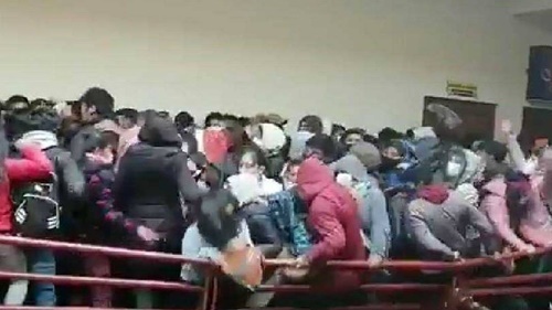  Jovens morrem após caírem do 4º andar em universidade na Bolívia. Veja as imagens na matéria!