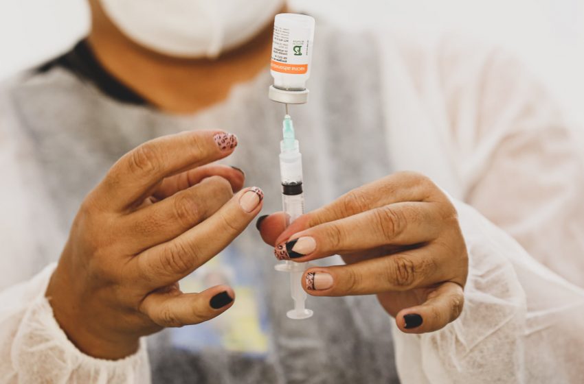  Mais 1.300 pessoas são vacinadas em Santana Parnaíba
