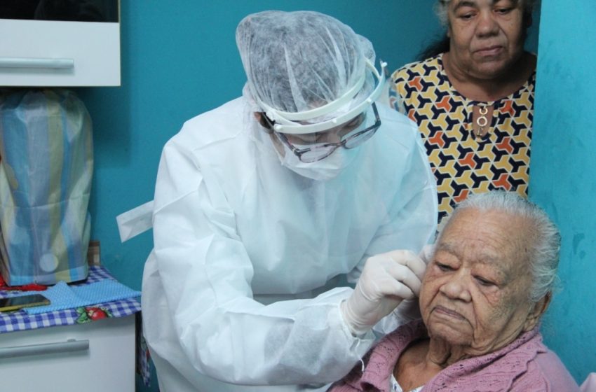  Barueri entrega aparelho auditivo para munícipe de 104 anos