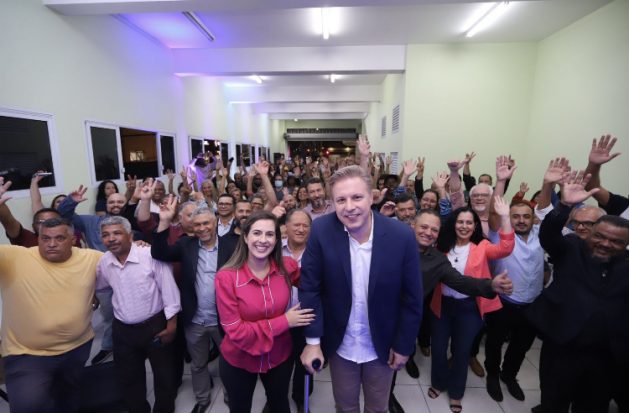  Camila Godói reúne centena de pessoas e oficializa candidatura