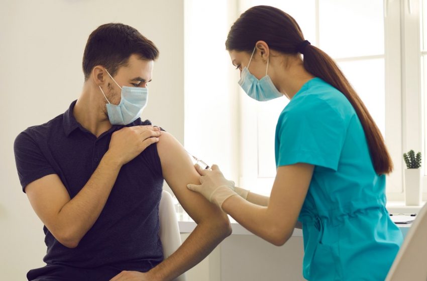  Vacina contra a meningocócica C é disponibilizada aos profissionais da saúde em Jandira