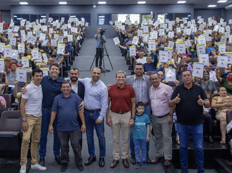  Prefeito Marcos Tonho entrega mais de 600 escrituras de imóveis para famílias da cidade