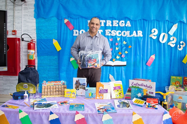 Prefeito Marcos Tonho inicia entrega de kits de material escolar para alunos da rede municipal