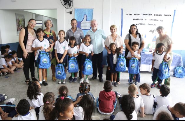  Josué Ramos entrega material escolar aos alunos de Vargem Grande Paulista