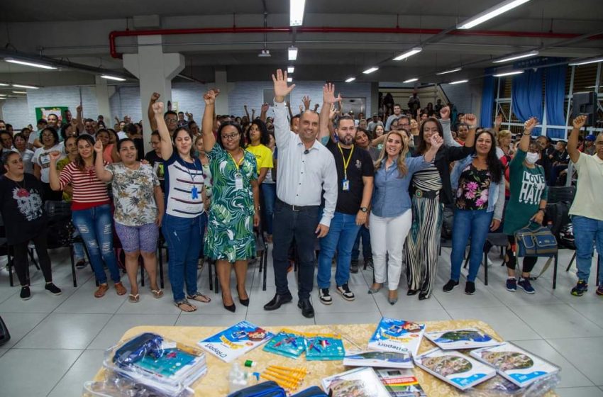  Marcos Tonho entrega Kits de material escolar para alunos do EJA em Santana de Parnaíba