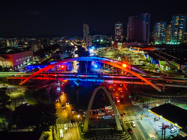  Viaduto Metálico de Osasco recebe cores da bandeira armênia  