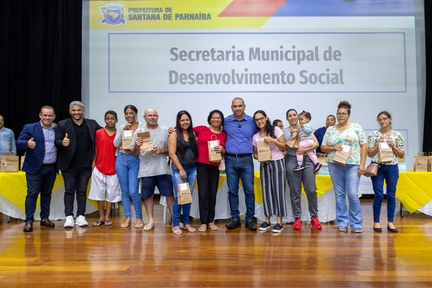  Marcos Tonho entrega 200 óculos para moradores de Santana de Parnaíba