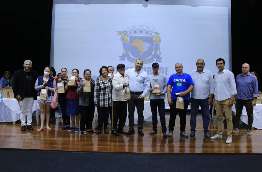   Marcos Tonho entrega 279 óculos de grau gratuitamente a moradores da cidade