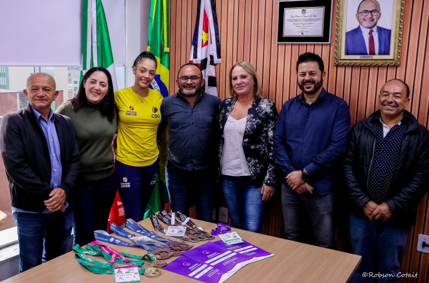  Ginasta osasquense Laura Gamboa visita Câmara após conquistar 6º lugar no Mundial
