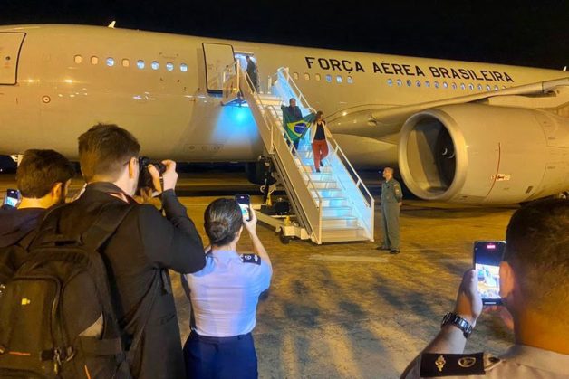  Voo da FAB com primeiros 211 brasileiros repatriados de Israel chega ao Brasil