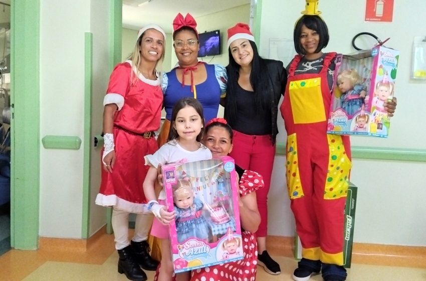  Crianças internadas no HMB recebem visita de super-heróis e do Papai Noel em Barueri