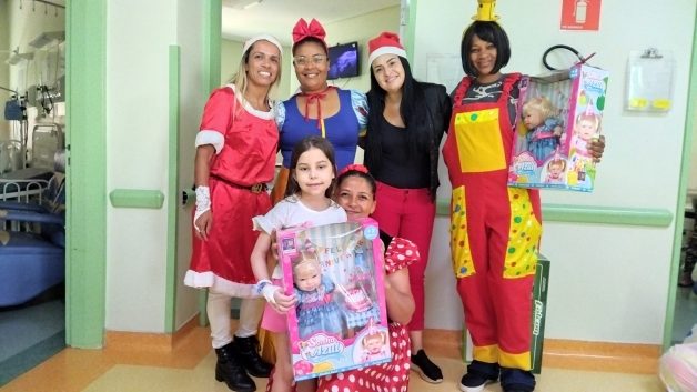 Crianças internadas no HMB recebem visita de super-heróis e do Papai Noel em Barueri