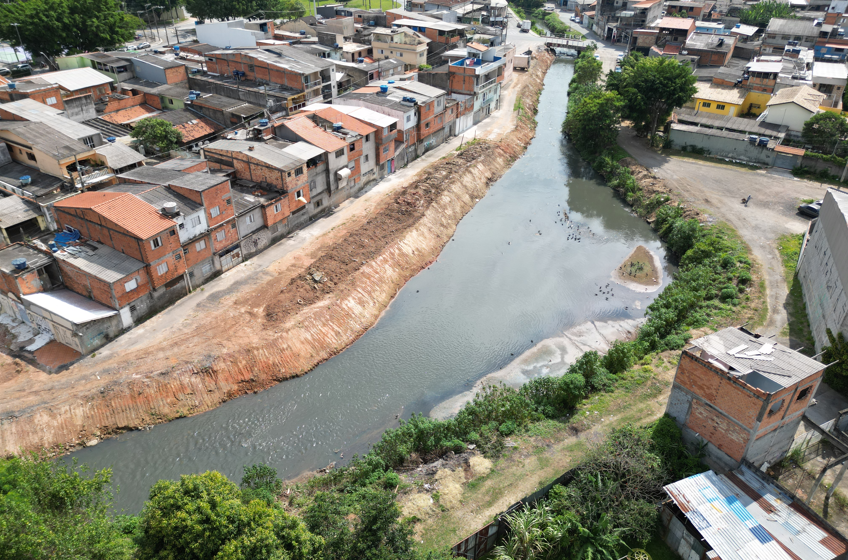  Barueri investe em obra de desassoreamento do rio Cotia no Jardim Maria Helena
