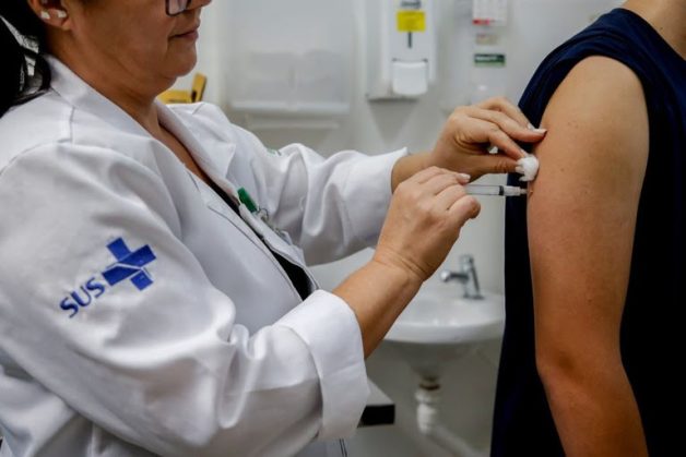 Governo Federal orienta ampliar público da vacina contra dengue em municípios com muitas doses a vencer