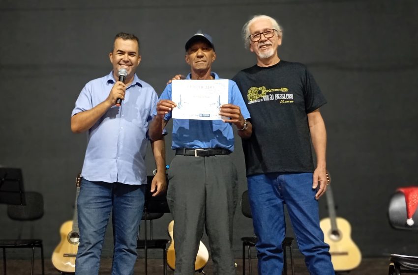  Jandira celebra formatura da oficina de violão com grande evento no Teatro Municipal Luiz Gonzaga