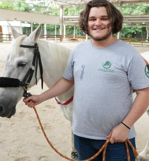  Jovem com TEA conquista emprego na hípica onde fazia equoterapia em Barueri