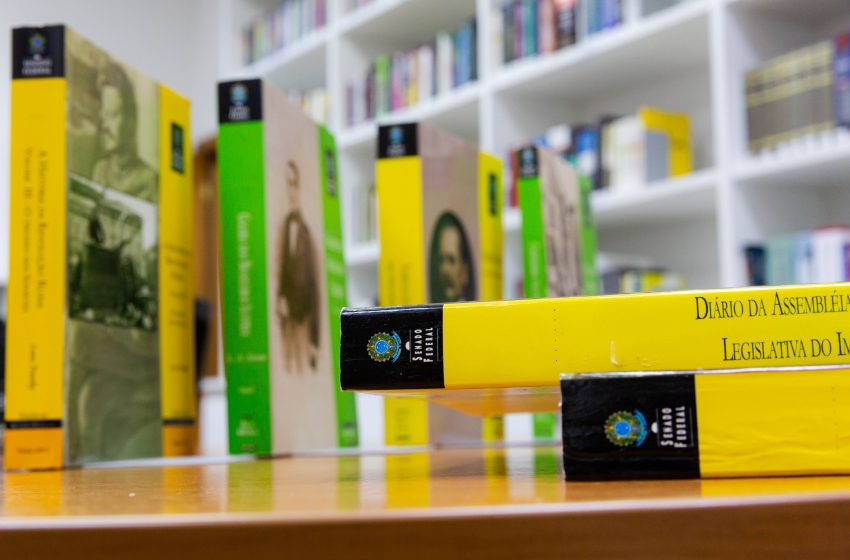  Câmara de Barueri recebe recebe livros e firma parceria com Senado para capacitação de servidores