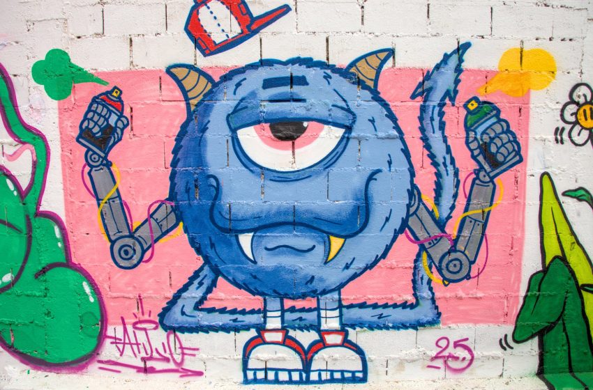 Artistas urbanos de Cotia fazem mural de grafite nas instalações do Ecoponto Parque São George