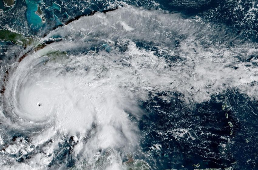  Furacão melissa enfraquece após atingir jamaica, mas causa é grande