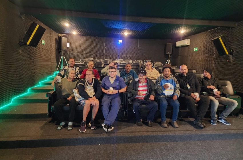  Secretaria de Saúde de Ilhabela promove passeio ao cinema em celebração ao Dia Internacional da Saúde Mental