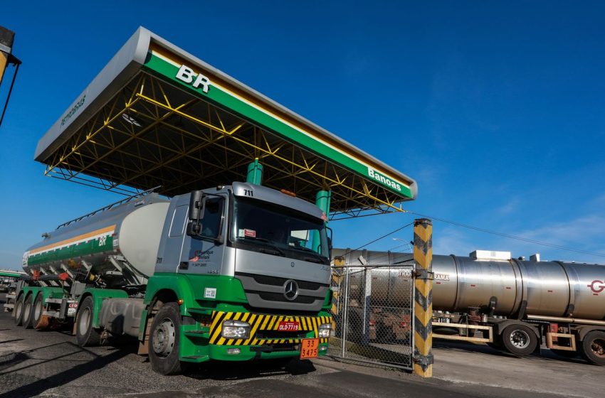  Gasolina da petrobras fica mais barata para distribuidoras a partir de hoje