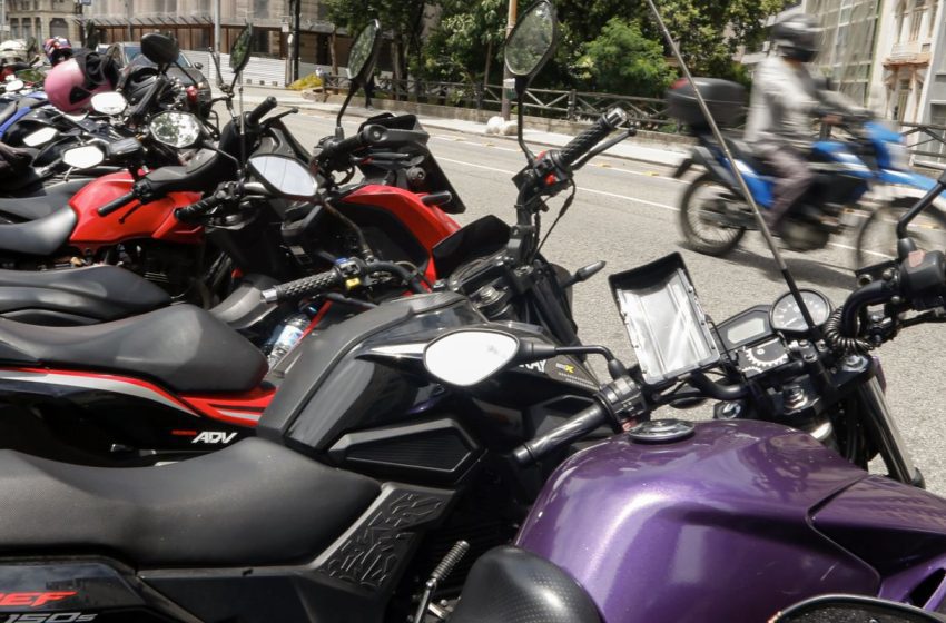  Trabalhador de aplicativo ganha mais, mas cumpre jornadas maiores