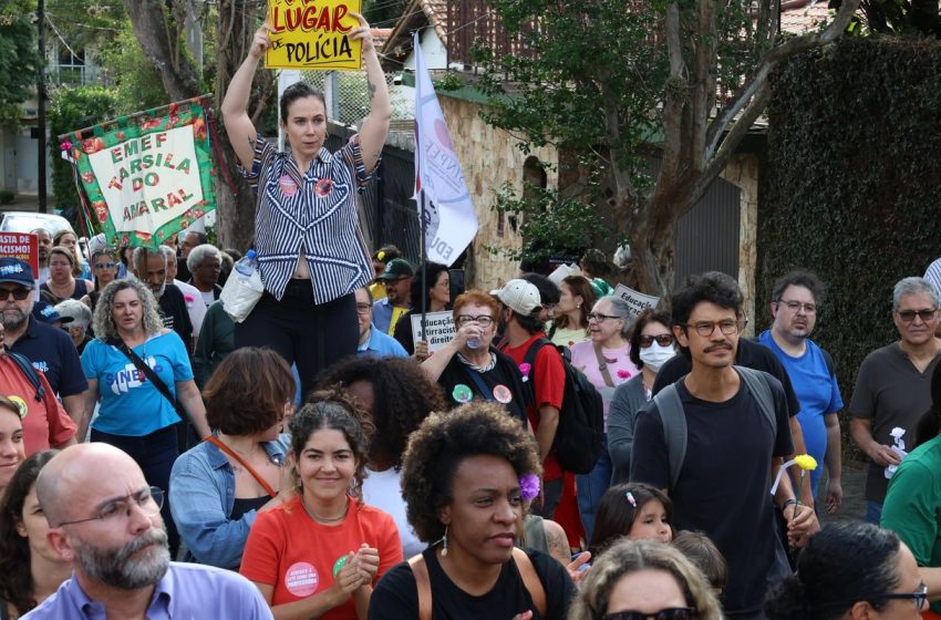  Protesto em sp contra pm armada em escola após desenho de orixá