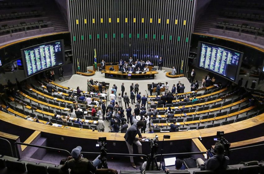  Lindbergh propõe rigor maior em casos de faltas de deputados