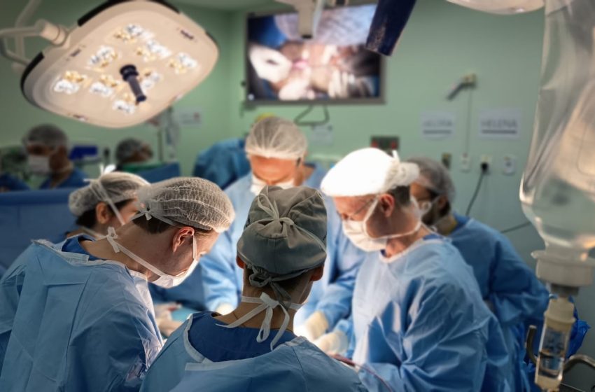  Gêmeas unidas pela cabeça passam por nova cirurgia de separação