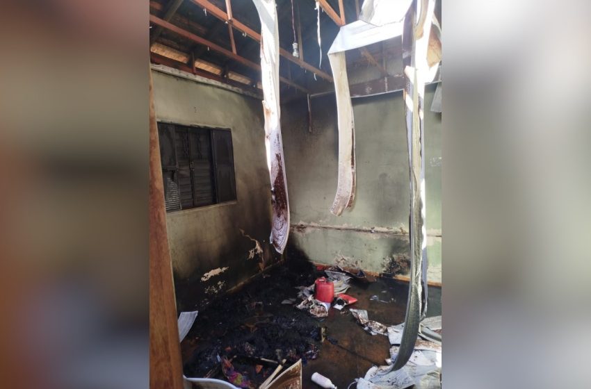  Mulher sofre agressão e tem casa incendiada pelo ex em cerqueira césar
