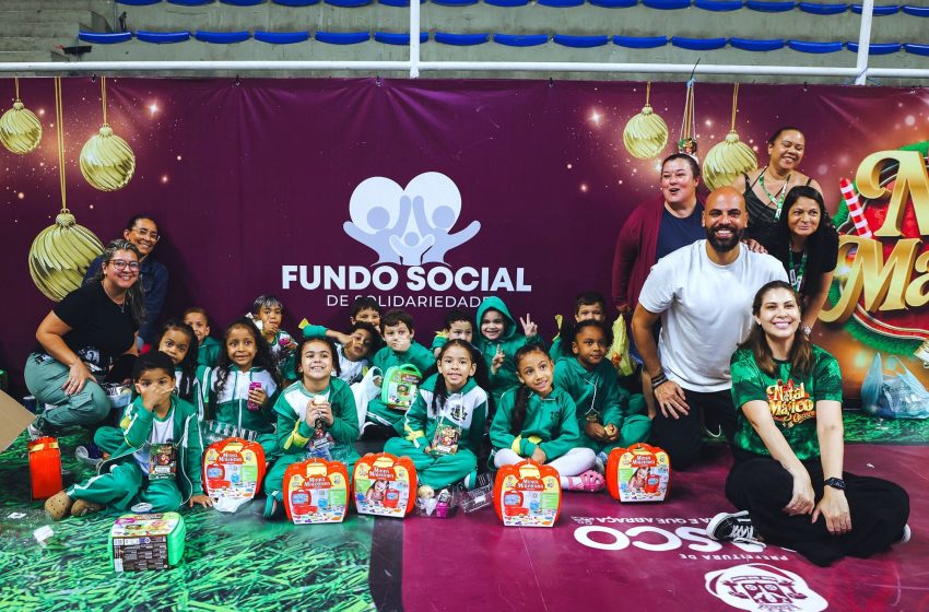  70 mil alunos da rede municipal de ensino de Osasco recebem presentes de Natal