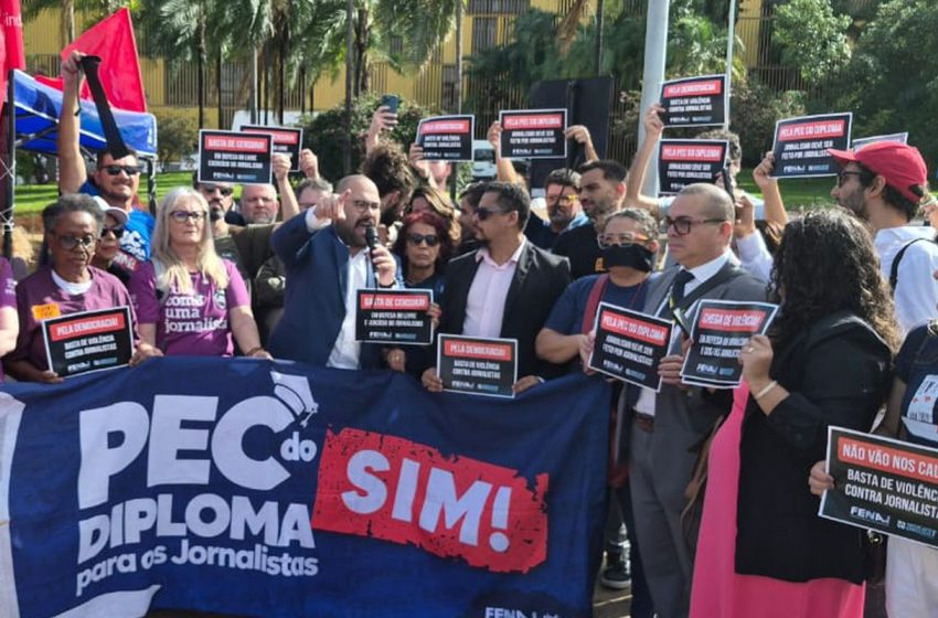  Jornalistas fazem ato contra censura e agressões na Câmara