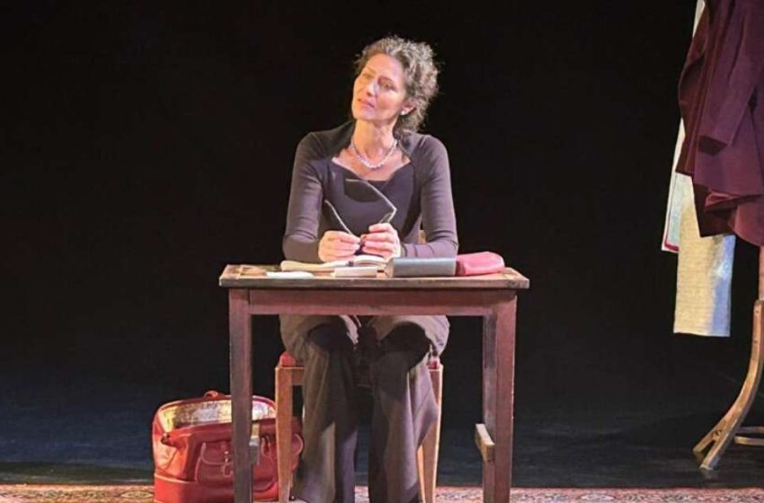  Maria Fernanda Cândido desvenda Clarice Lispector no teatro de Paris