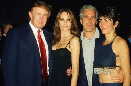 Donald Trump, Melania Trump, Jeffrey Epstein e Ghislaine Maxwell em Mar-a-Lago, na Flórida, em f…