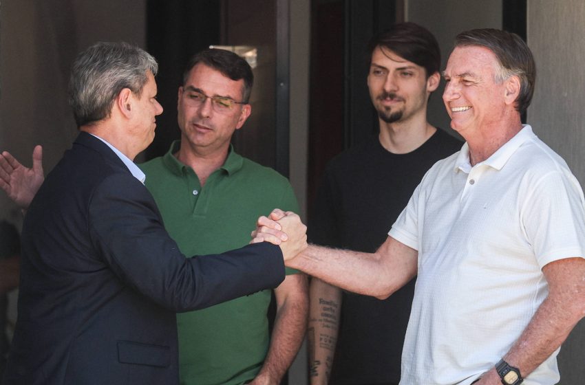  Tarcísio de Freitas desmarca visita a Jair Bolsonaro, pedirá nova data