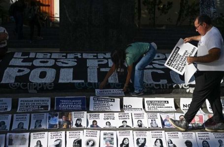 Famílias de presos políticos já exigiam a libertação dos seus familiares, na Praça Bolívar…