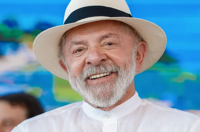  Lula passa por cirurgia de catarata e já tem alta hospitalar