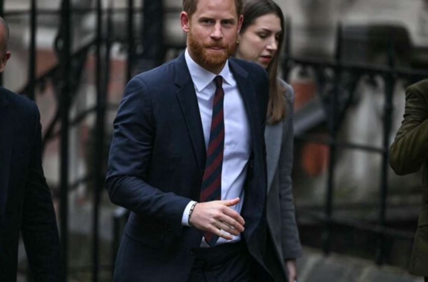  Harry acusa jornal de tornar vida de Meghan ‘um inferno’ na corte