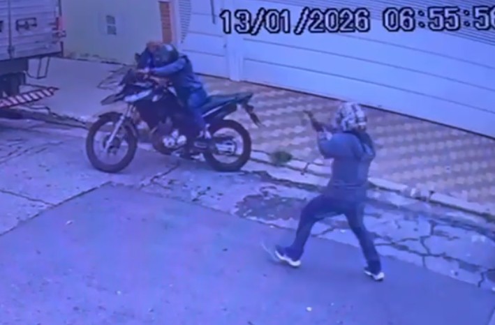  Idoso usa arma de choque em ladrão durante assalto na zona norte