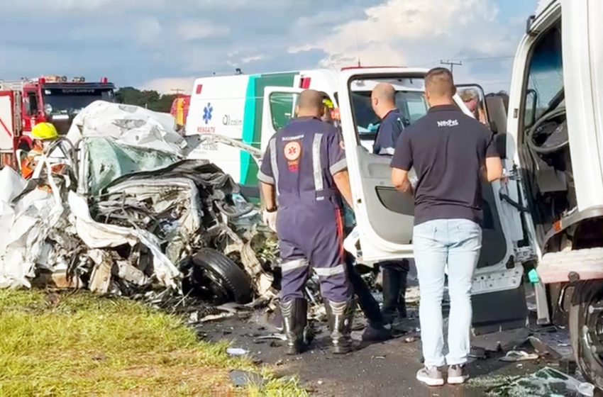  Batida entre carro e caminhão na SP-127 destrói veículo em Saltinho