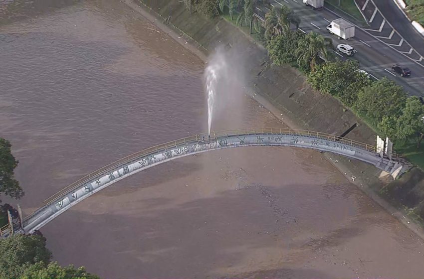  Vazamento em tubulação forma ‘chafariz’ sobre o Tietê, em São Paulo