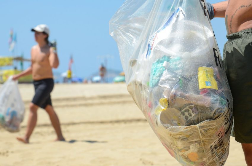 Praia do Rio Vermelho sedia mutirão de limpeza contra poluição