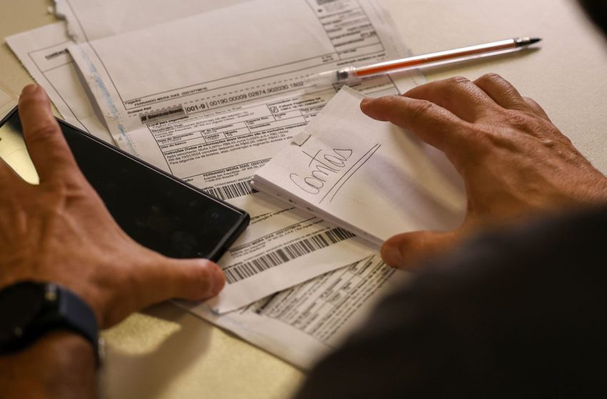  Novo Salário mínimo de R$ 1.621 começa a ser pago