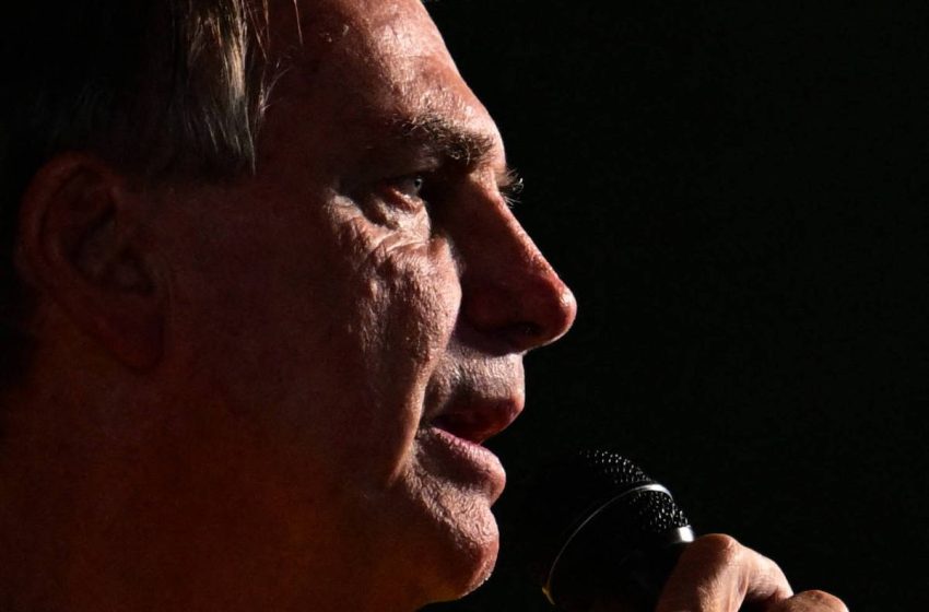  Bolsonaro depõe à PF por associar Lula a tráfico e ‘cachaça’