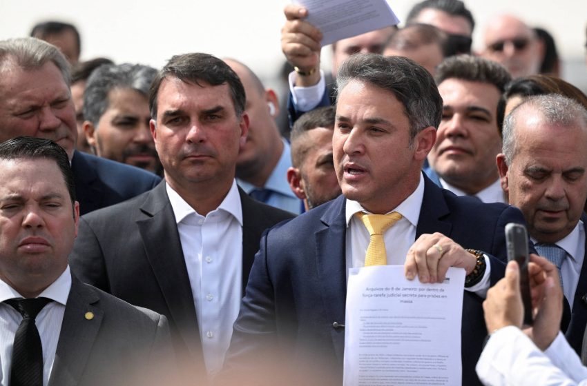  Flávio Bolsonaro impulsiona união da direita em evento no Rio Grande do