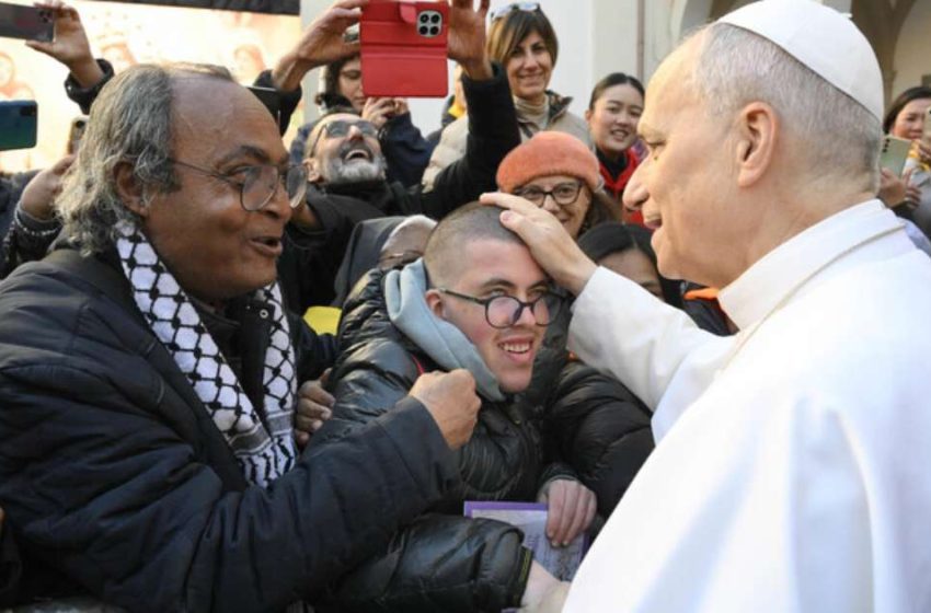  Fiéis e moradores de rua acompanham missa do Papa no centro de Roma