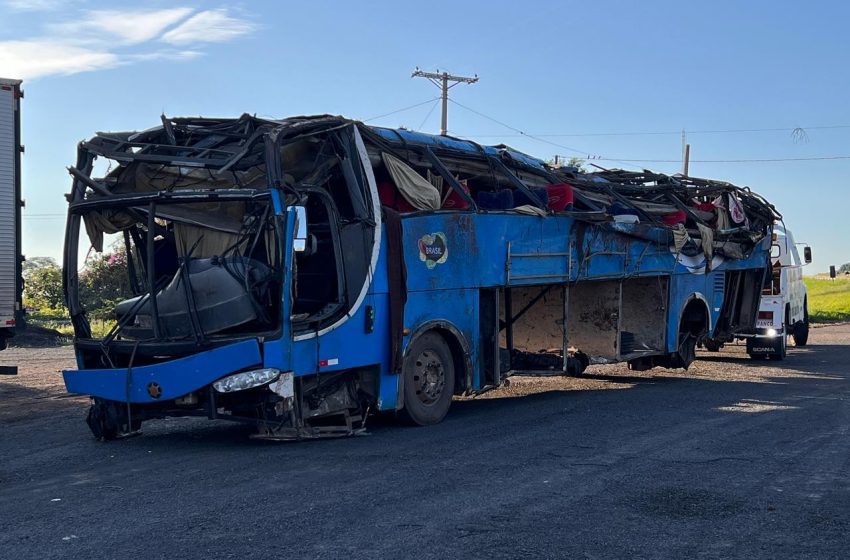  Acidente fatal na BR-153: Ônibus tomba, seis morrem e dezenas feridos