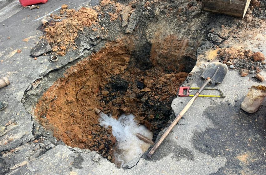  Caminhão de coleta cai em buraco após asfalto ceder no Altos de