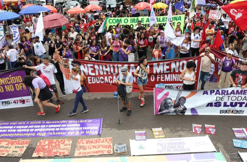  Mulheres exigem fim da violência em ato marcante no 8 de março
